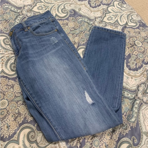 CAbi sz 6 Slim Boyfriend Medium Washed Denim Jeans NWOT - Picture 1 of 5